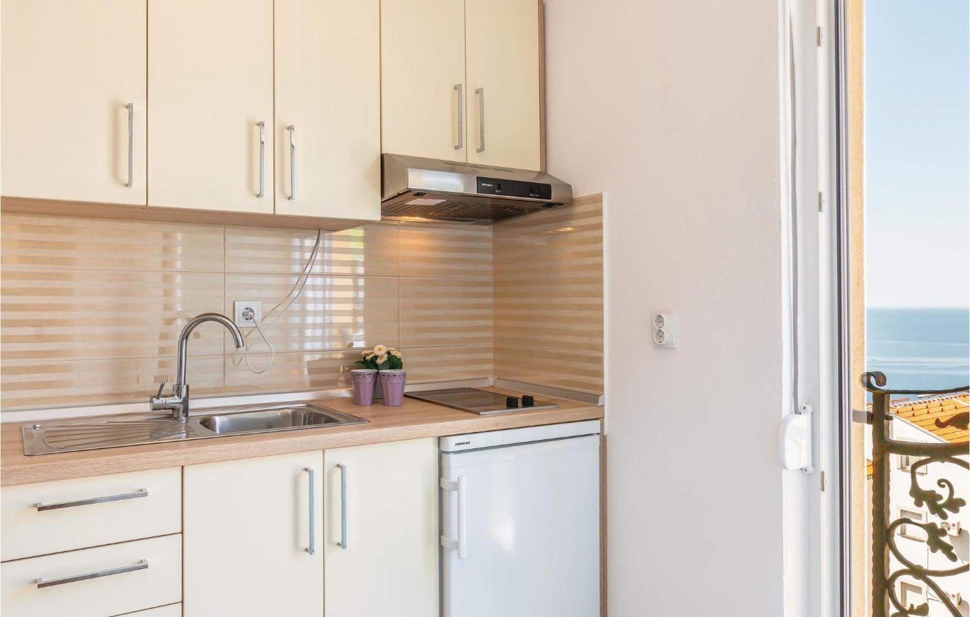 Beautiful Apartment In Krvavica With Kitchen 外观 照片